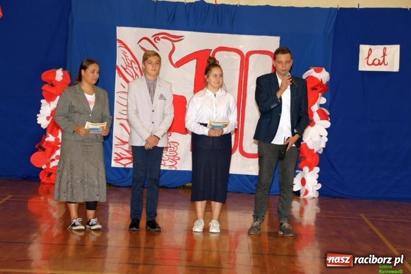 Zdjęcie w galerii na portalu naszraciborz.pl: Wieczór Wielkich Polaków w Szkole Podstawowej w Kornowacu wiadomości z regionu