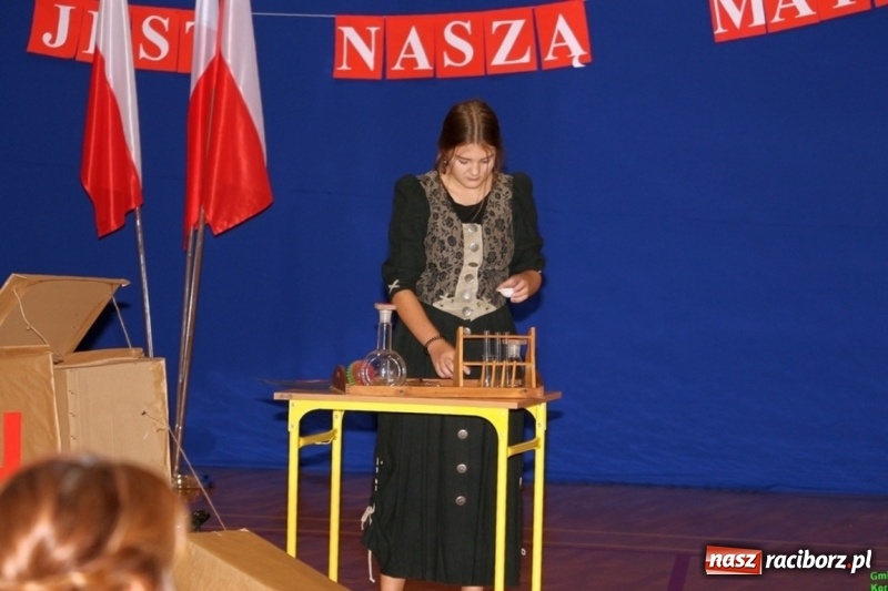 Zdjęcie w galerii na portalu naszraciborz.pl: Wieczór Wielkich Polaków w Szkole Podstawowej w Kornowacu wiadomości z regionu