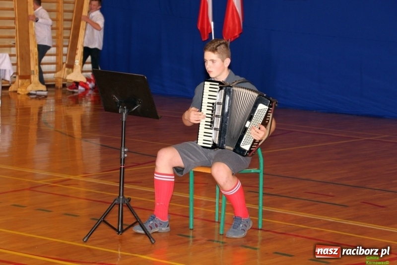 Zdjęcie w galerii na portalu naszraciborz.pl: Wieczór Wielkich Polaków w Szkole Podstawowej w Kornowacu wiadomości z regionu
