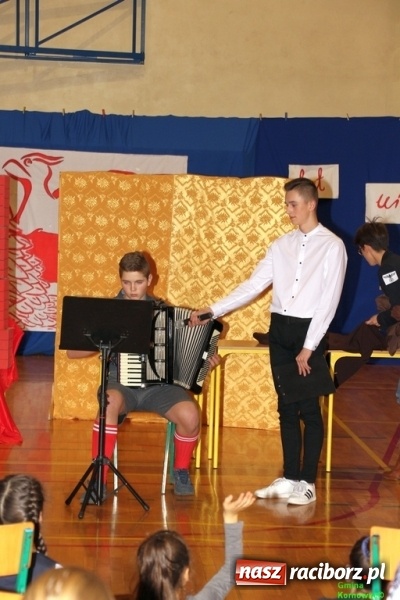 Zdjęcie w galerii na portalu naszraciborz.pl: Wieczór Wielkich Polaków w Szkole Podstawowej w Kornowacu wiadomości z regionu