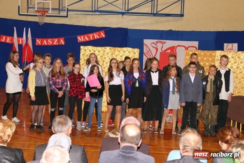Zdjęcie w galerii na portalu naszraciborz.pl: Wieczór Wielkich Polaków w Szkole Podstawowej w Kornowacu wiadomości z regionu