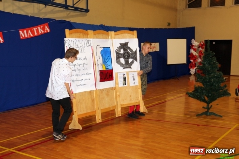 Zdjęcie w galerii na portalu naszraciborz.pl: Wieczór Wielkich Polaków w Szkole Podstawowej w Kornowacu wiadomości z regionu