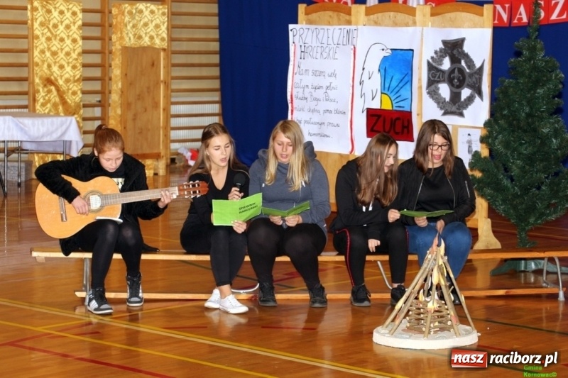 Zdjęcie w galerii na portalu naszraciborz.pl: Wieczór Wielkich Polaków w Szkole Podstawowej w Kornowacu wiadomości z regionu