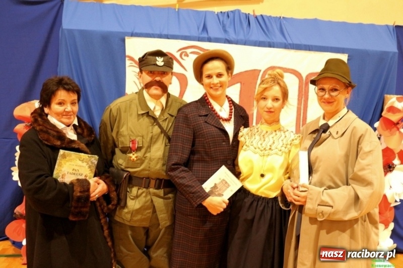 Zdjęcie w galerii na portalu naszraciborz.pl: Wieczór Wielkich Polaków w Szkole Podstawowej w Kornowacu wiadomości z regionu