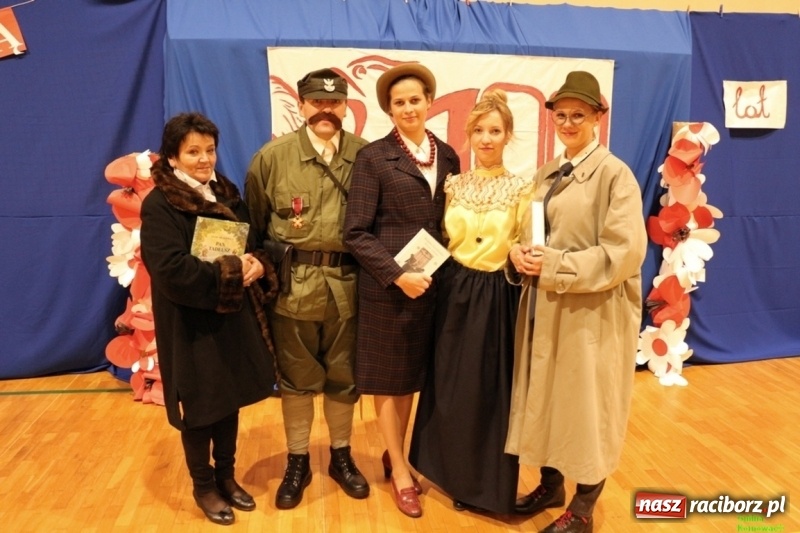 Zdjęcie w galerii na portalu naszraciborz.pl: Wieczór Wielkich Polaków w Szkole Podstawowej w Kornowacu wiadomości z regionu