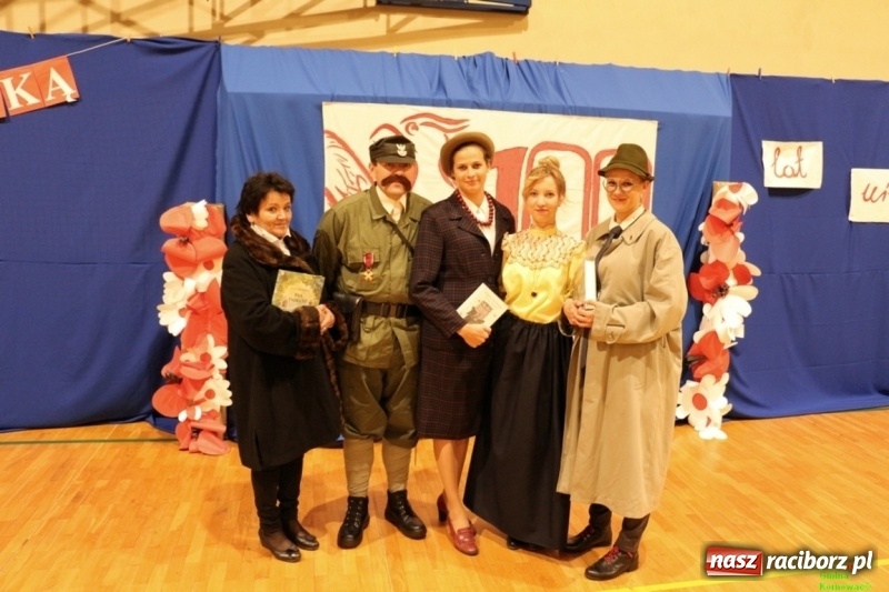 Zdjęcie w galerii na portalu naszraciborz.pl: Wieczór Wielkich Polaków w Szkole Podstawowej w Kornowacu wiadomości z regionu
