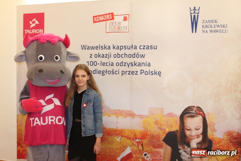 Zdjęcie w galerii na portalu naszraciborz.pl: List uczennicy z Bieńkowic trafił do Kapsuły Czasu na Wawelu wiadomości z regionu