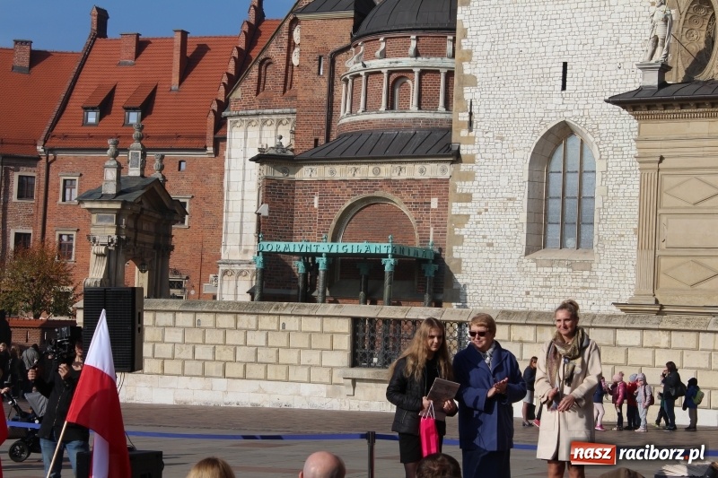 Zdjęcie w galerii na portalu naszraciborz.pl: List uczennicy z Bieńkowic trafił do Kapsuły Czasu na Wawelu wiadomości z regionu