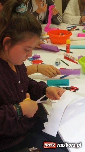 Zdjęcie w galerii na portalu naszraciborz.pl: Frelki z SP18 na warsztatach w siedzibie ZPiT Śląsk wiadomości z regionu