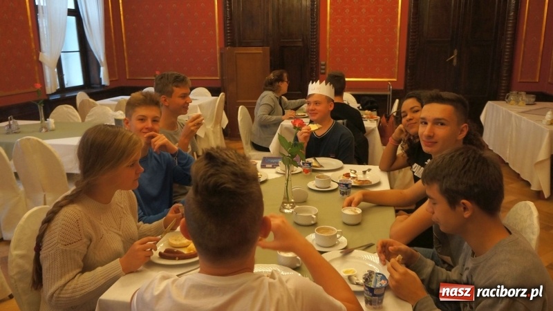 Zdjęcie w galerii na portalu naszraciborz.pl: Frelki z SP18 na warsztatach w siedzibie ZPiT Śląsk wiadomości z regionu