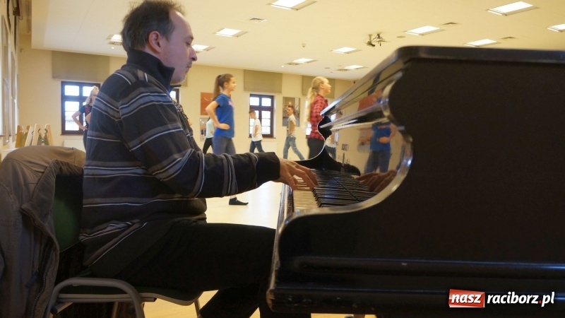 Zdjęcie w galerii na portalu naszraciborz.pl: Frelki z SP18 na warsztatach w siedzibie ZPiT Śląsk wiadomości z regionu