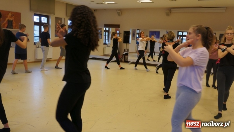 Zdjęcie w galerii na portalu naszraciborz.pl: Frelki z SP18 na warsztatach w siedzibie ZPiT Śląsk wiadomości z regionu