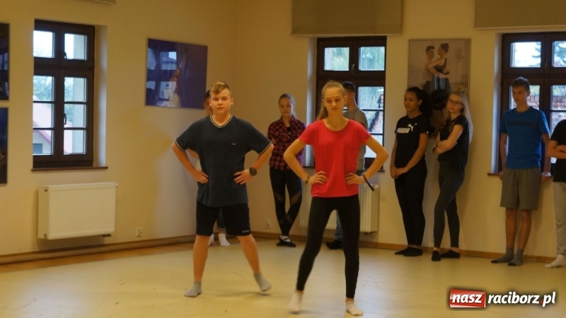 Zdjęcie w galerii na portalu naszraciborz.pl: Frelki z SP18 na warsztatach w siedzibie ZPiT Śląsk wiadomości z regionu