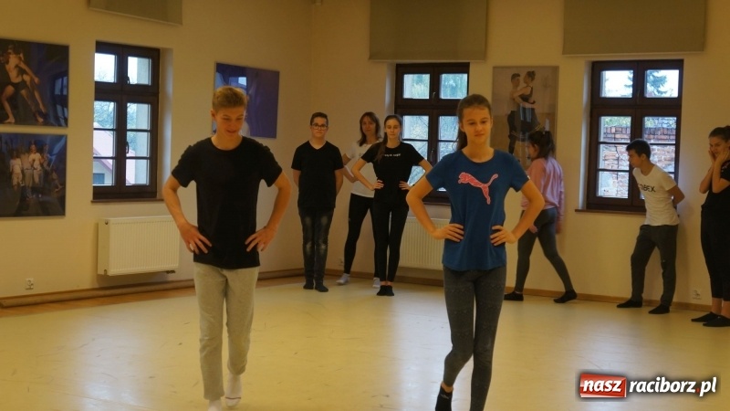 Zdjęcie w galerii na portalu naszraciborz.pl: Frelki z SP18 na warsztatach w siedzibie ZPiT Śląsk wiadomości z regionu