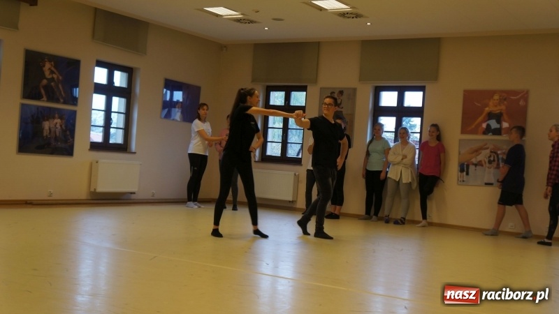 Zdjęcie w galerii na portalu naszraciborz.pl: Frelki z SP18 na warsztatach w siedzibie ZPiT Śląsk wiadomości z regionu