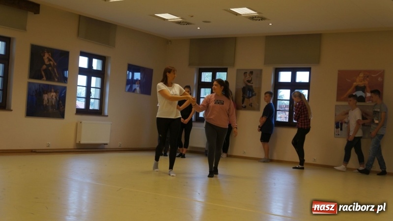 Zdjęcie w galerii na portalu naszraciborz.pl: Frelki z SP18 na warsztatach w siedzibie ZPiT Śląsk wiadomości z regionu