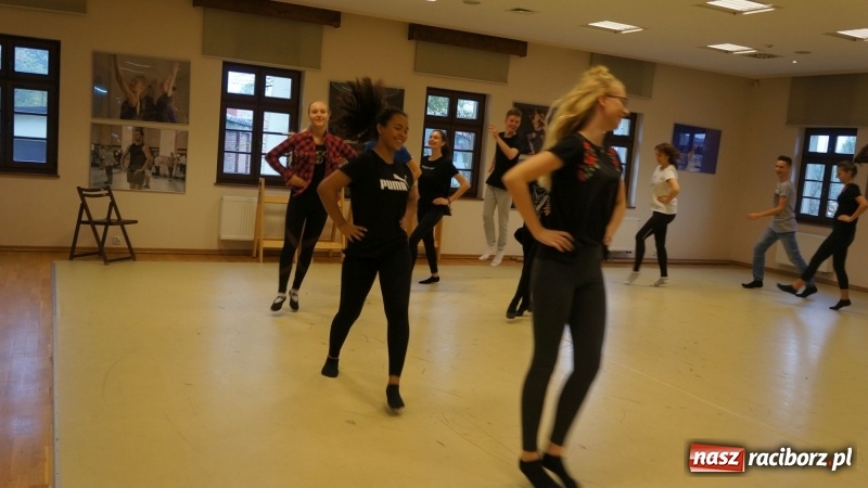 Zdjęcie w galerii na portalu naszraciborz.pl: Frelki z SP18 na warsztatach w siedzibie ZPiT Śląsk wiadomości z regionu