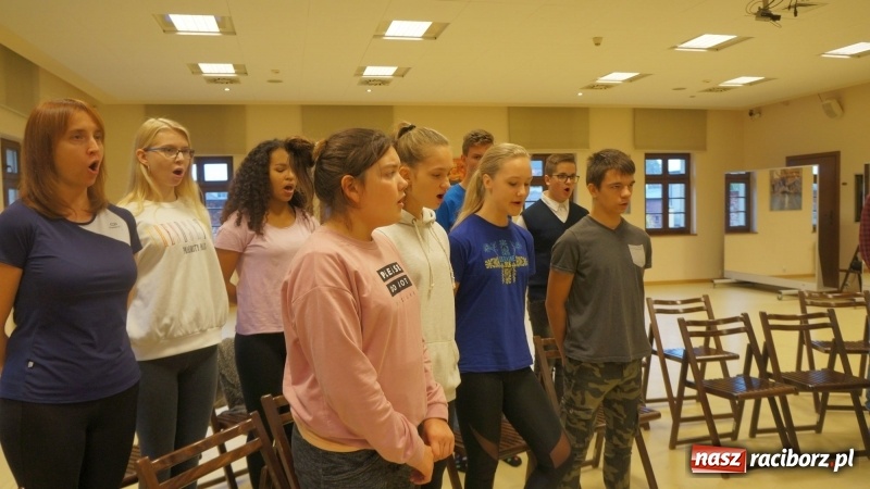 Zdjęcie w galerii na portalu naszraciborz.pl: Frelki z SP18 na warsztatach w siedzibie ZPiT Śląsk wiadomości z regionu