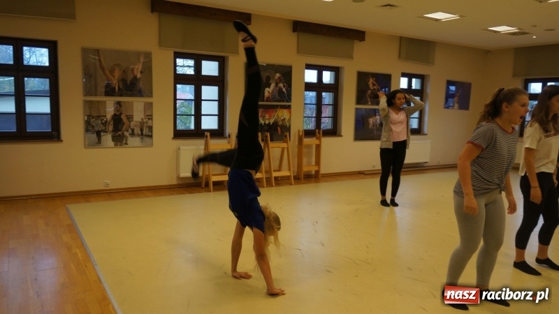 Zdjęcie w galerii na portalu naszraciborz.pl: Frelki z SP18 na warsztatach w siedzibie ZPiT Śląsk wiadomości z regionu