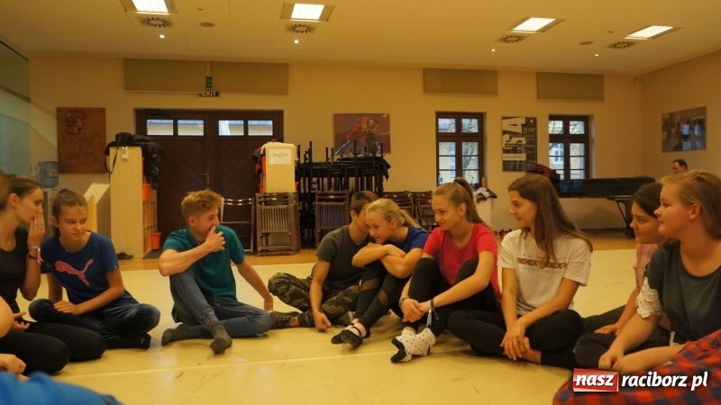 Zdjęcie w galerii na portalu naszraciborz.pl: Frelki z SP18 na warsztatach w siedzibie ZPiT Śląsk wiadomości z regionu