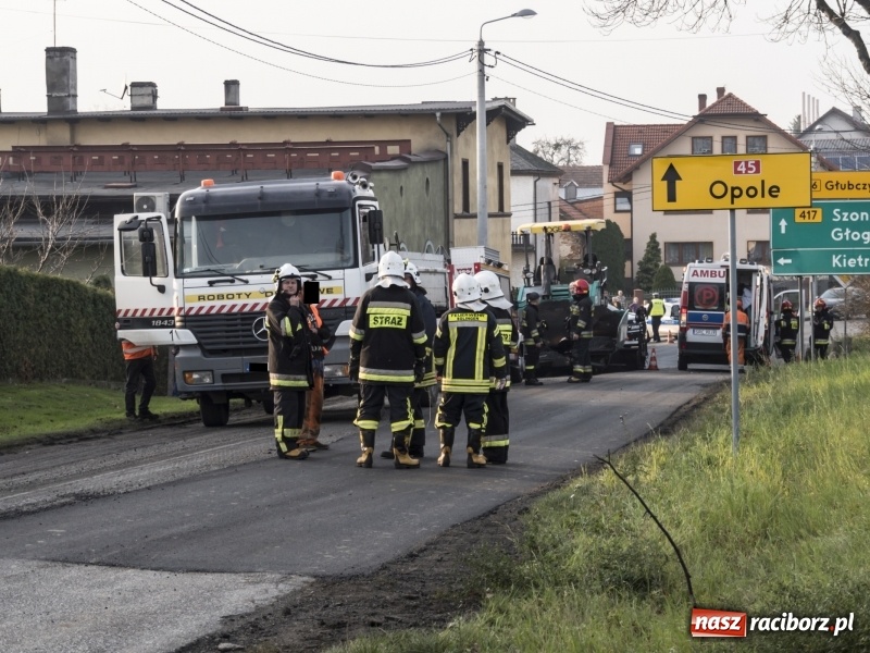 Zdjęcie w galerii na portalu naszraciborz.pl: Wypadek w Krowiarkach. Cofając zmiażdżył nogi współpracownikowi wiadomości z regionu