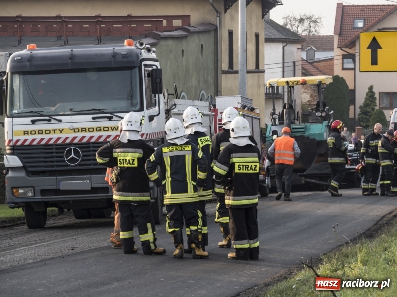 Zdjęcie w galerii na portalu naszraciborz.pl: Wypadek w Krowiarkach. Cofając zmiażdżył nogi współpracownikowi wiadomości z regionu