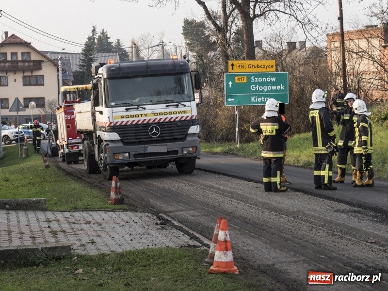Zdjęcie w galerii na portalu naszraciborz.pl: Wypadek w Krowiarkach. Cofając zmiażdżył nogi współpracownikowi wiadomości z regionu