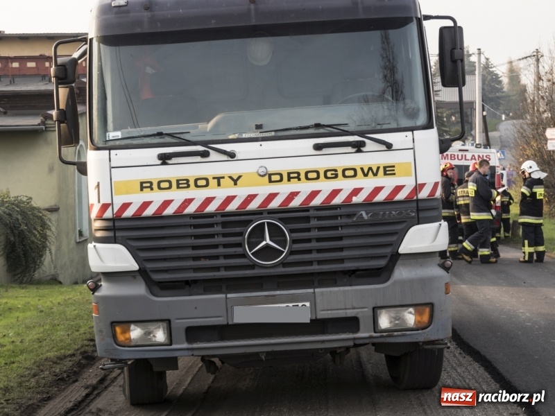 Zdjęcie w galerii na portalu naszraciborz.pl: Wypadek w Krowiarkach. Cofając zmiażdżył nogi współpracownikowi wiadomości z regionu