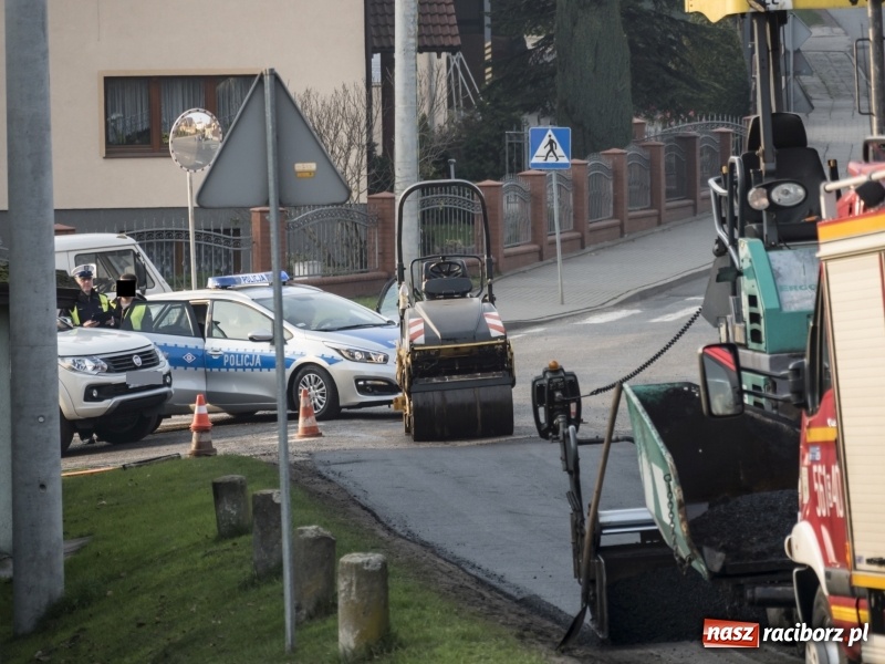 Zdjęcie w galerii na portalu naszraciborz.pl: Wypadek w Krowiarkach. Cofając zmiażdżył nogi współpracownikowi wiadomości z regionu