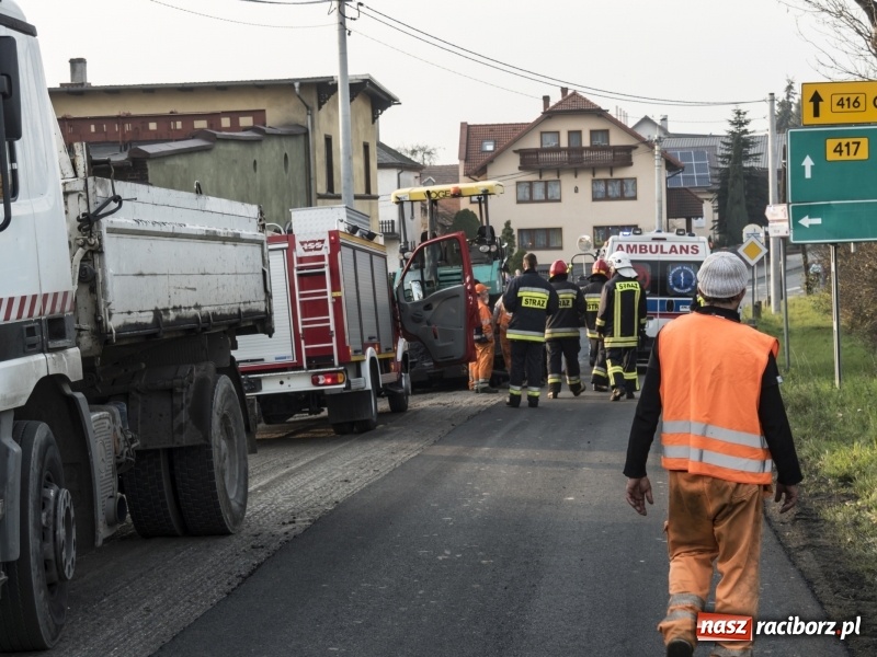 Zdjęcie w galerii na portalu naszraciborz.pl: Wypadek w Krowiarkach. Cofając zmiażdżył nogi współpracownikowi wiadomości z regionu