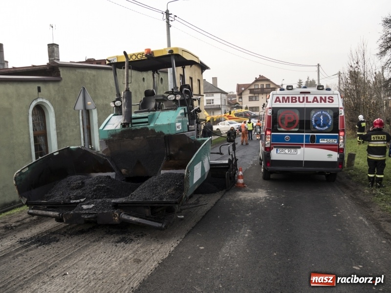 Zdjęcie w galerii na portalu naszraciborz.pl: Wypadek w Krowiarkach. Cofając zmiażdżył nogi współpracownikowi wiadomości z regionu