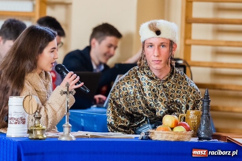 Zdjęcie w galerii na portalu naszraciborz.pl: Uczniowie II LO uczcili Święto Niepodległości wiadomości z regionu