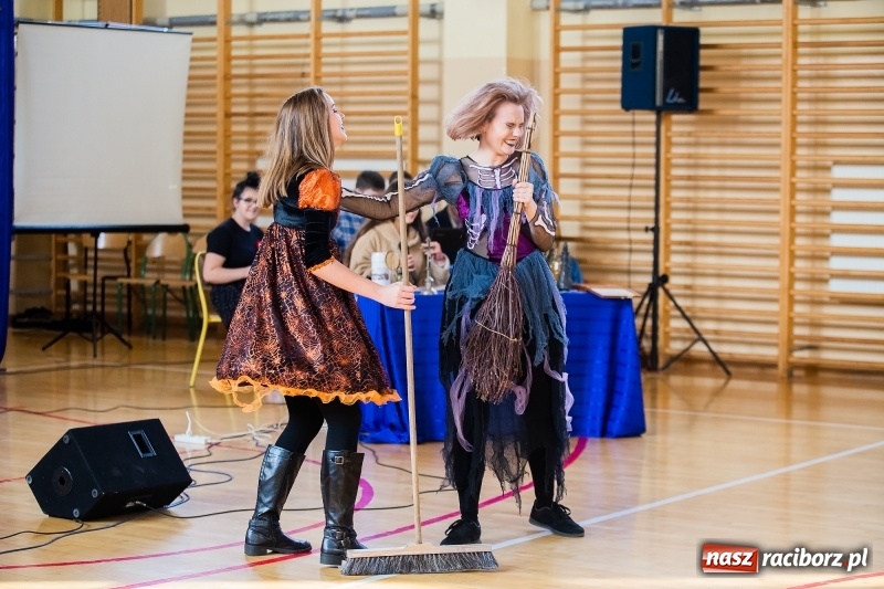 Zdjęcie w galerii na portalu naszraciborz.pl: Uczniowie II LO uczcili Święto Niepodległości wiadomości z regionu