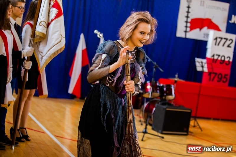 Zdjęcie w galerii na portalu naszraciborz.pl: Uczniowie II LO uczcili Święto Niepodległości wiadomości z regionu