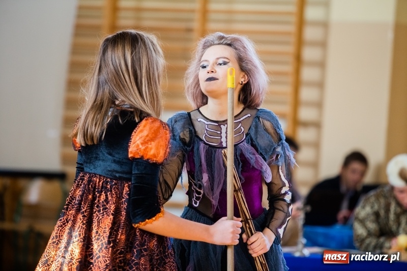 Zdjęcie w galerii na portalu naszraciborz.pl: Uczniowie II LO uczcili Święto Niepodległości wiadomości z regionu