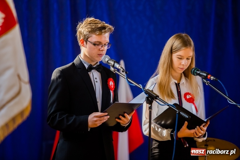 Zdjęcie w galerii na portalu naszraciborz.pl: Uczniowie II LO uczcili Święto Niepodległości wiadomości z regionu