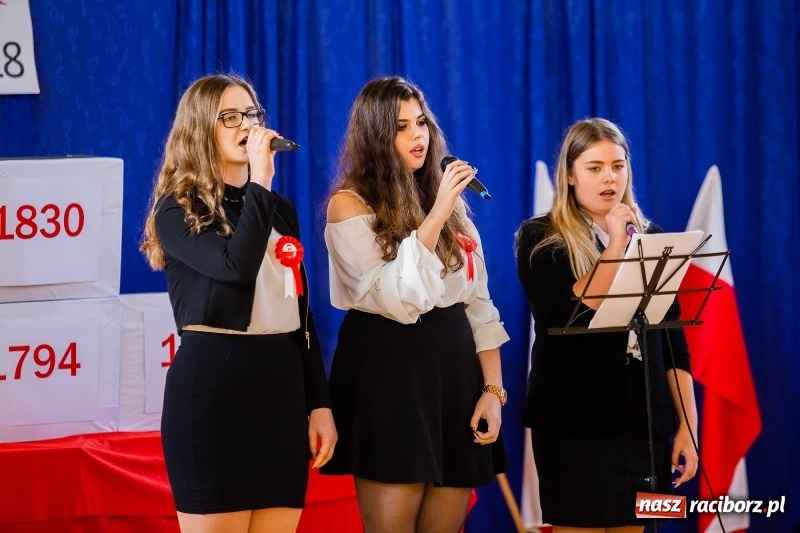 Zdjęcie w galerii na portalu naszraciborz.pl: Uczniowie II LO uczcili Święto Niepodległości wiadomości z regionu