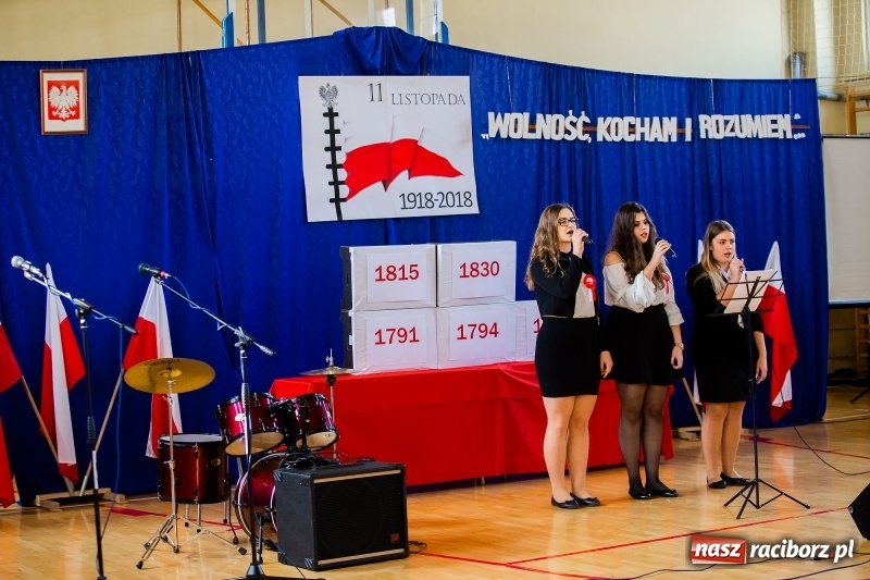 Zdjęcie w galerii na portalu naszraciborz.pl: Uczniowie II LO uczcili Święto Niepodległości wiadomości z regionu
