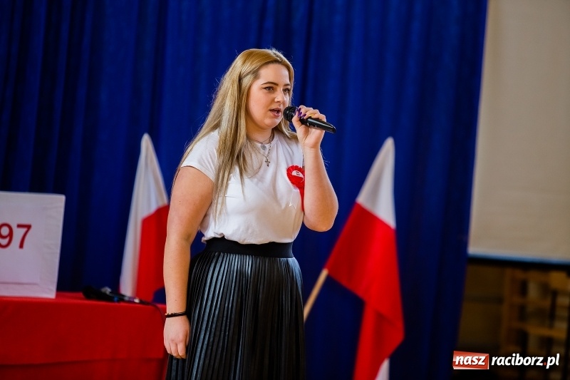 Zdjęcie w galerii na portalu naszraciborz.pl: Uczniowie II LO uczcili Święto Niepodległości wiadomości z regionu