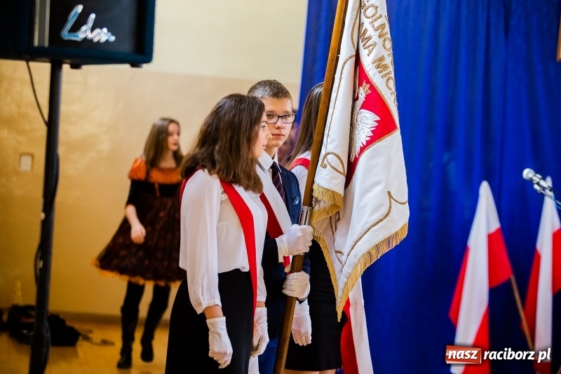 Zdjęcie w galerii na portalu naszraciborz.pl: Uczniowie II LO uczcili Święto Niepodległości wiadomości z regionu