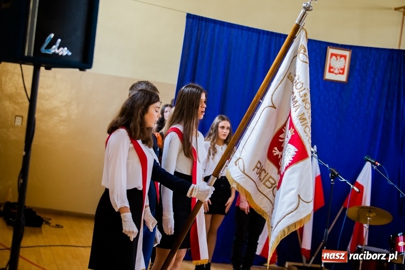 Zdjęcie w galerii na portalu naszraciborz.pl: Uczniowie II LO uczcili Święto Niepodległości wiadomości z regionu