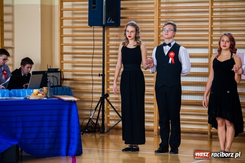 Zdjęcie w galerii na portalu naszraciborz.pl: Uczniowie II LO uczcili Święto Niepodległości wiadomości z regionu