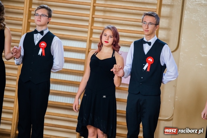 Zdjęcie w galerii na portalu naszraciborz.pl: Uczniowie II LO uczcili Święto Niepodległości wiadomości z regionu