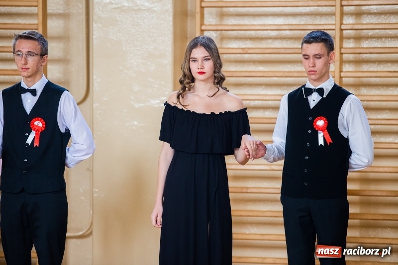 Zdjęcie w galerii na portalu naszraciborz.pl: Uczniowie II LO uczcili Święto Niepodległości wiadomości z regionu