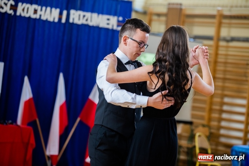 Zdjęcie w galerii na portalu naszraciborz.pl: Uczniowie II LO uczcili Święto Niepodległości wiadomości z regionu