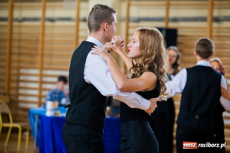 Zdjęcie w galerii na portalu naszraciborz.pl: Uczniowie II LO uczcili Święto Niepodległości wiadomości z regionu