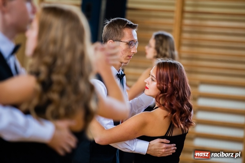 Zdjęcie w galerii na portalu naszraciborz.pl: Uczniowie II LO uczcili Święto Niepodległości wiadomości z regionu