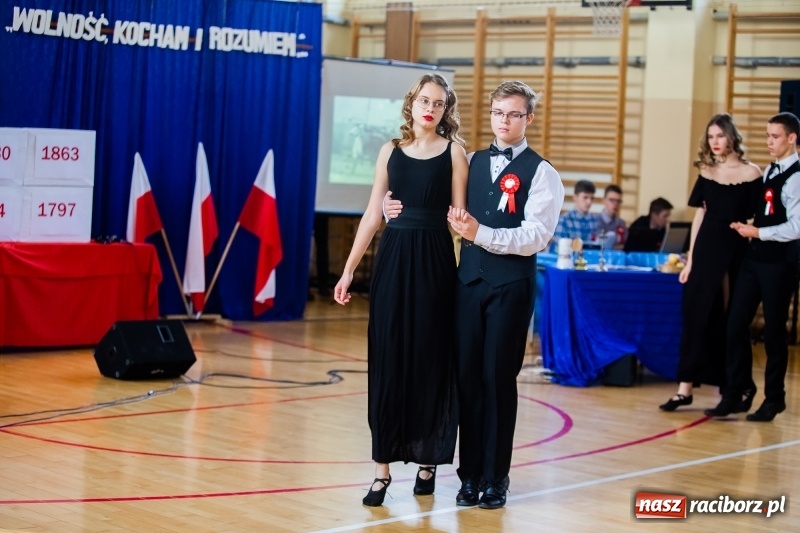 Zdjęcie w galerii na portalu naszraciborz.pl: Uczniowie II LO uczcili Święto Niepodległości wiadomości z regionu