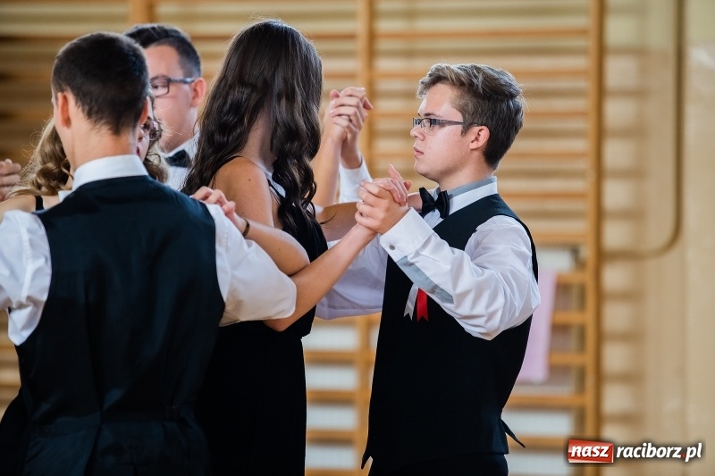 Zdjęcie w galerii na portalu naszraciborz.pl: Uczniowie II LO uczcili Święto Niepodległości wiadomości z regionu