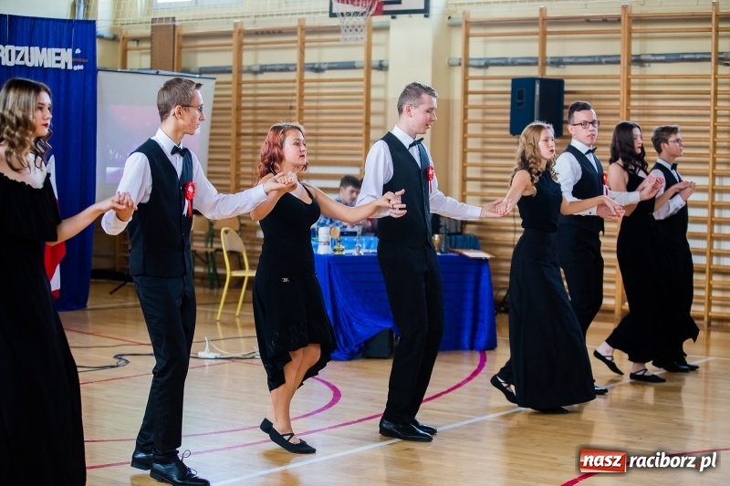 Zdjęcie w galerii na portalu naszraciborz.pl: Uczniowie II LO uczcili Święto Niepodległości wiadomości z regionu